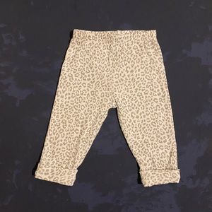 Carter’s Leopard leggings with cute Pink Heart on back side. 6 mths 100% cotton.